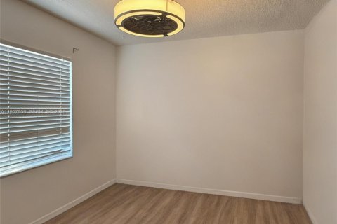 House in Sunrise, Florida 2 bedrooms, 105.17 sq.m. № 2019617 - photo 6