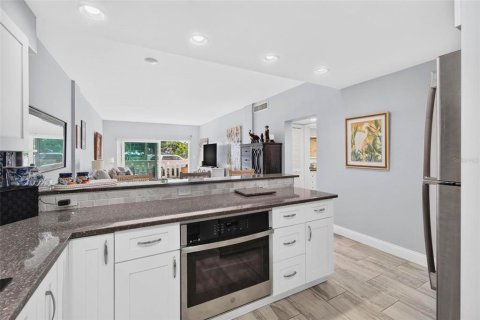 Condo in Saint Petersburg, Florida, 1 bedroom № 2383467 - photo 6