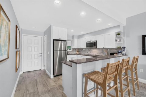 Condo in Saint Petersburg, Florida, 1 bedroom № 2383467 - photo 7