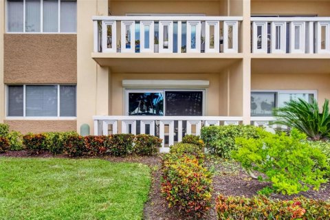 Condo in Saint Petersburg, Florida, 1 bedroom № 2383467 - photo 28