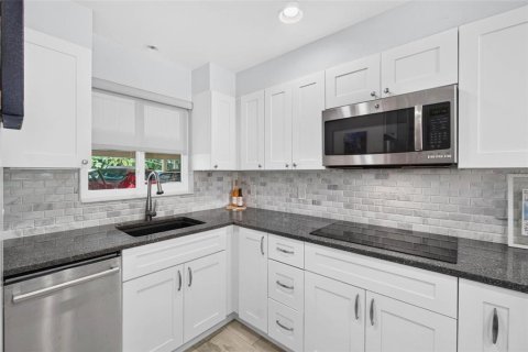 Condo in Saint Petersburg, Florida, 1 bedroom № 2383467 - photo 5