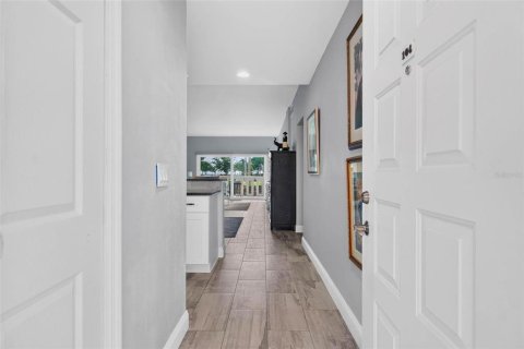 Condo in Saint Petersburg, Florida, 1 bedroom № 2383467 - photo 3