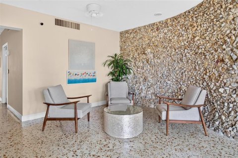 Condo in Saint Petersburg, Florida, 1 bedroom № 2383467 - photo 22
