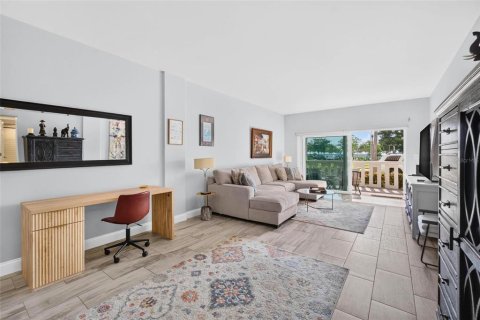 Condo in Saint Petersburg, Florida, 1 bedroom № 2383467 - photo 8