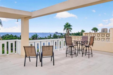 Condo in Saint Petersburg, Florida, 1 bedroom № 2383467 - photo 24