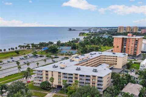 Condo in Saint Petersburg, Florida, 1 bedroom № 2383467 - photo 16