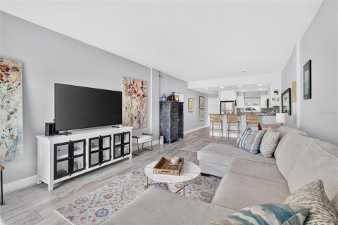 Condo in Saint Petersburg, Florida, 1 bedroom № 2383467 - photo 10