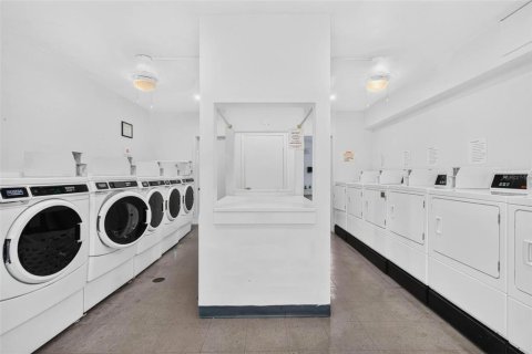 Condo in Saint Petersburg, Florida, 1 bedroom № 2383467 - photo 26