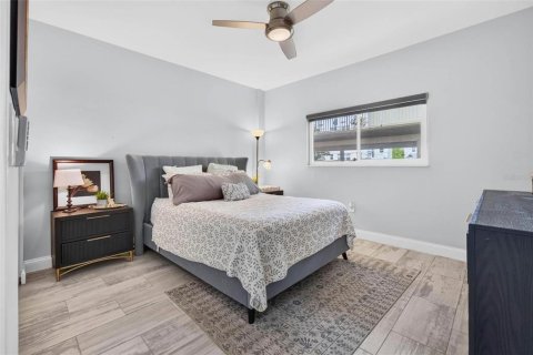 Condo in Saint Petersburg, Florida, 1 bedroom № 2383467 - photo 12