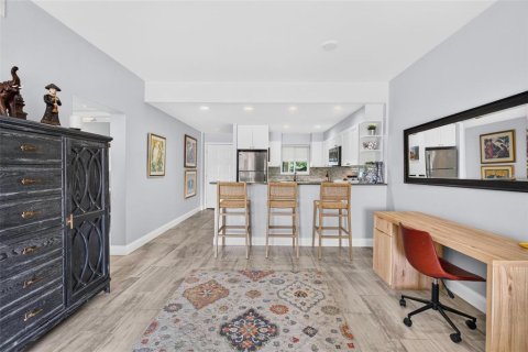 Condo in Saint Petersburg, Florida, 1 bedroom № 2383467 - photo 9