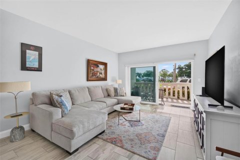 Condo in Saint Petersburg, Florida, 1 bedroom № 2383467 - photo 4