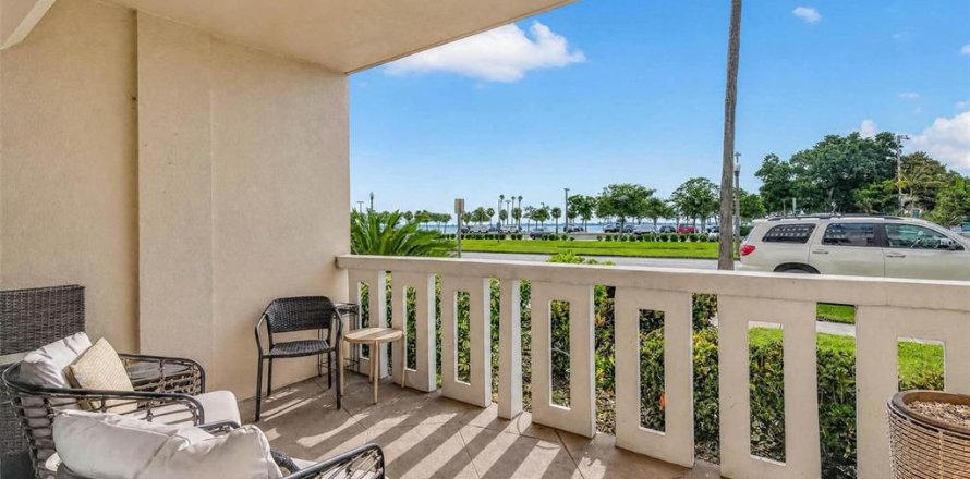 Condo in Saint Petersburg, Florida, 1 bedroom № 2383467