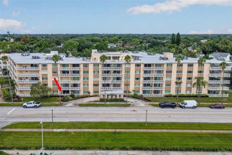 Condo in Saint Petersburg, Florida, 1 bedroom № 2383467 - photo 2