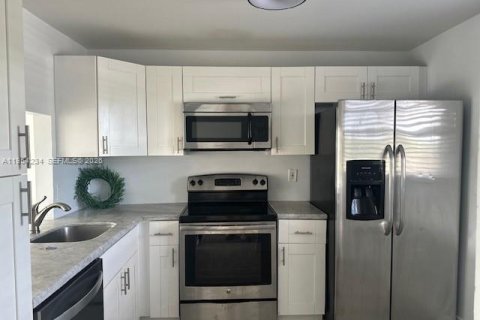 Condo in Sunrise, Florida, 2 bedrooms  № 2029603 - photo 3