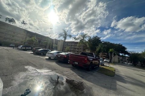 Condo in Sunrise, Florida, 2 bedrooms  № 2029603 - photo 16