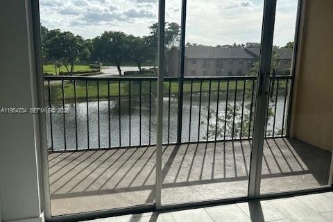 Condo in Sunrise, Florida, 2 bedrooms  № 2029603 - photo 5