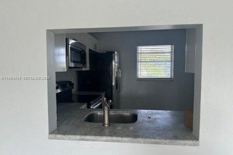 Condo in Sunrise, Florida, 2 bedrooms  № 2029603 - photo 4