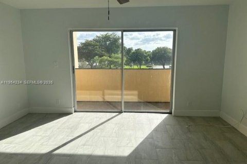 Condo in Sunrise, Florida, 2 bedrooms  № 2029603 - photo 2