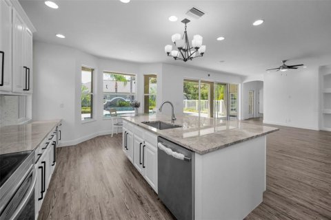 House in Tampa, Florida 4 bedrooms, 369.38 sq.m. № 1886174 - photo 29