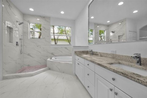 House in Tampa, Florida 4 bedrooms, 369.38 sq.m. № 1886174 - photo 11