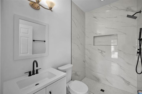 House in Tampa, Florida 4 bedrooms, 369.38 sq.m. № 1886174 - photo 8