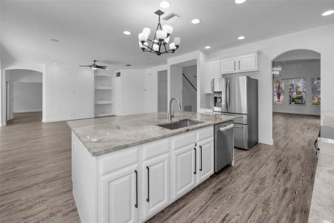 House in Tampa, Florida 4 bedrooms, 369.38 sq.m. № 1886174 - photo 28