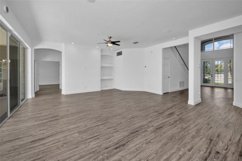House in Tampa, Florida 4 bedrooms, 369.38 sq.m. № 1886174 - photo 4