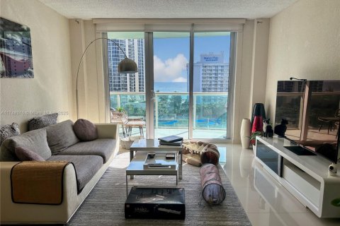 Condo in Sunny Isles Beach, Florida, 1 bedroom  № 1861305 - photo 1