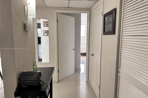Condo in Sunny Isles Beach, Florida, 1 bedroom  № 1861305 - photo 9