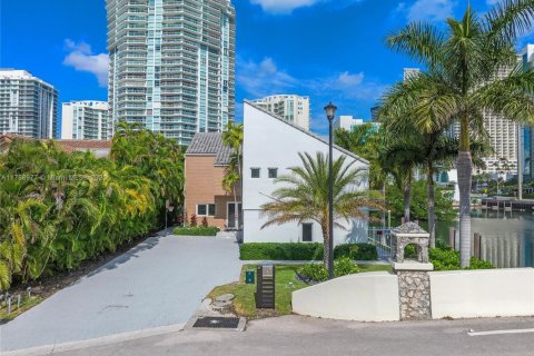 House in Sunny Isles Beach, Florida 4 bedrooms, 277.87 sq.m. № 2089313