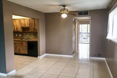 Condo in Orlando, Florida, 1 bedroom № 2213307 - photo 2
