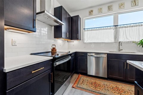 Townhouse in Saint Petersburg, Florida 3 bedrooms, 192.31 sq.m. № 1906199 - photo 10