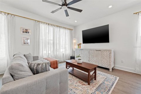 Townhouse in Saint Petersburg, Florida 3 bedrooms, 192.31 sq.m. № 1906199 - photo 19