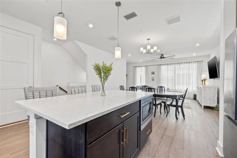 Townhouse in Saint Petersburg, Florida 3 bedrooms, 192.31 sq.m. № 1906199 - photo 12