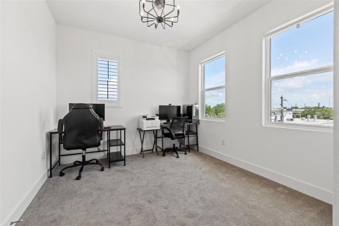 Townhouse in Saint Petersburg, Florida 3 bedrooms, 192.31 sq.m. № 1906199 - photo 24