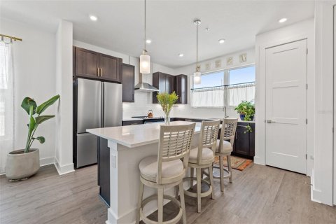 Townhouse in Saint Petersburg, Florida 3 bedrooms, 192.31 sq.m. № 1906199 - photo 9