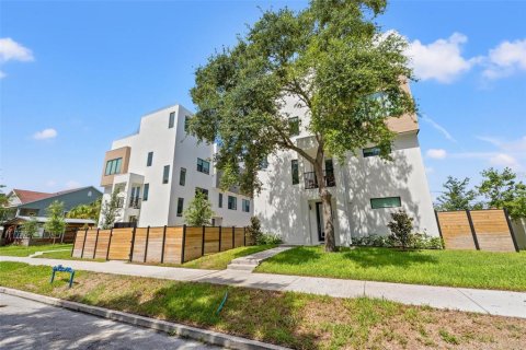 Townhouse in Saint Petersburg, Florida 3 bedrooms, 192.31 sq.m. № 1906199 - photo 1