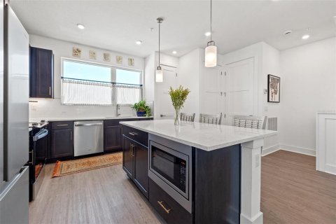 Townhouse in Saint Petersburg, Florida 3 bedrooms, 192.31 sq.m. № 1906199 - photo 13