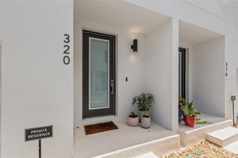 Townhouse in Saint Petersburg, Florida 3 bedrooms, 192.31 sq.m. № 1906199 - photo 2