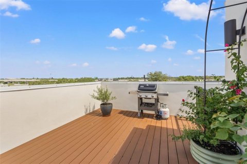 Townhouse in Saint Petersburg, Florida 3 bedrooms, 192.31 sq.m. № 1906199 - photo 27