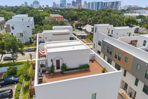 Townhouse in Saint Petersburg, Florida 3 bedrooms, 192.31 sq.m. № 1906199 - photo 29