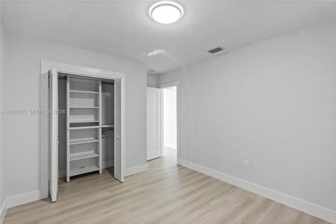 Villa ou maison à louer à Miami, Floride: 2 chambres, 72.46 m2 № 2006999 - photo 14