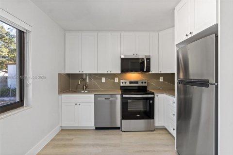 Villa ou maison à louer à Miami, Floride: 2 chambres, 72.46 m2 № 2006999 - photo 4