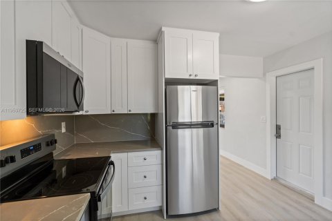 Villa ou maison à louer à Miami, Floride: 2 chambres, 72.46 m2 № 2006999 - photo 3