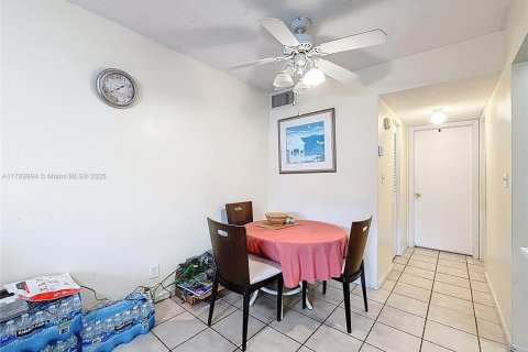 Condo in Lauderdale Lakes, Florida, 1 bedroom  № 1863355 - photo 11