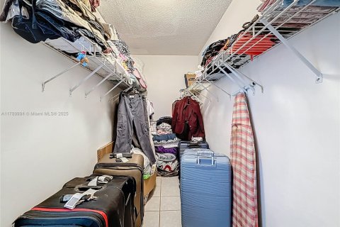 Condo in Lauderdale Lakes, Florida, 1 bedroom  № 1863355 - photo 15