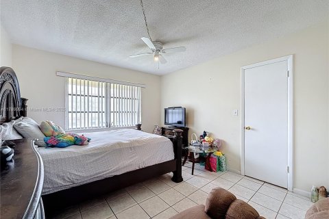 Condo in Lauderdale Lakes, Florida, 1 bedroom  № 1863355 - photo 13
