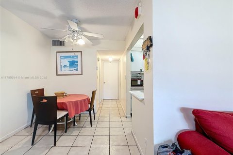 Condo in Lauderdale Lakes, Florida, 1 bedroom  № 1863355 - photo 10