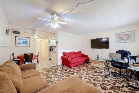 Condo in Lauderdale Lakes, Florida, 1 bedroom  № 1863355 - photo 1