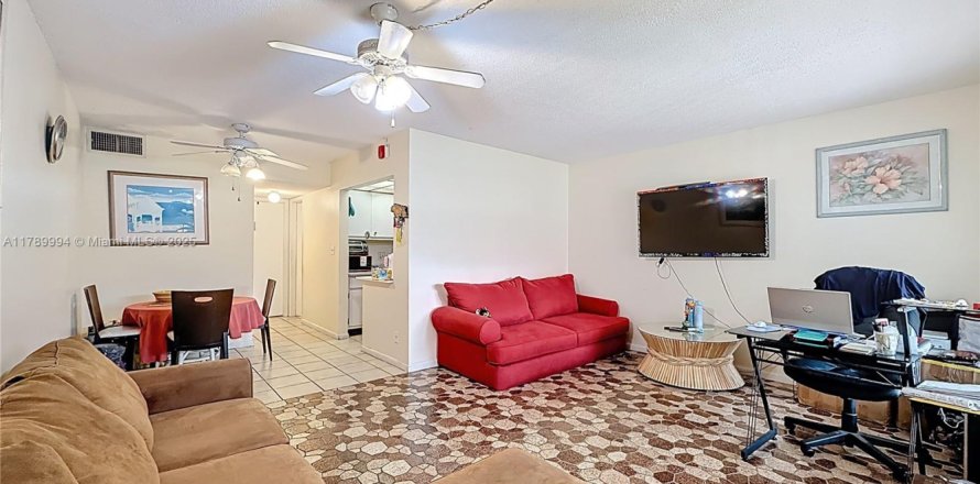 Condo in Lauderdale Lakes, Florida, 1 bedroom  № 1863355